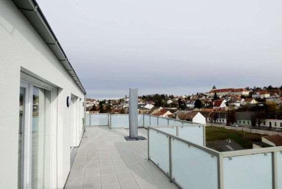Hochwertige, komplett ausgestattete Wohnung mit großer Dachterrasse und Garagenplatz - Erstbezug!